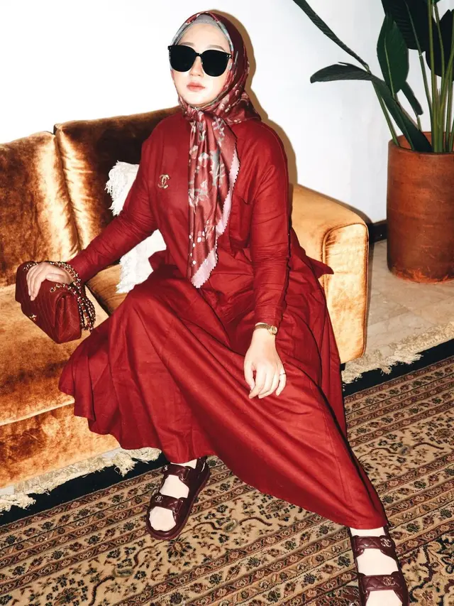 Gaya Pemotretan Dian Pelangi Dalam Balutan Busana Bernuansa Merah, Curi Perhatian. (Sumber: Instagram/dianpelangi)