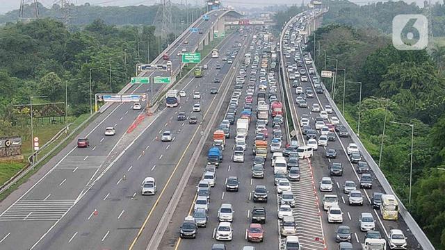 Pantauan Udara Tol Jakarta Cikampek di H-2 Lebaran 2023