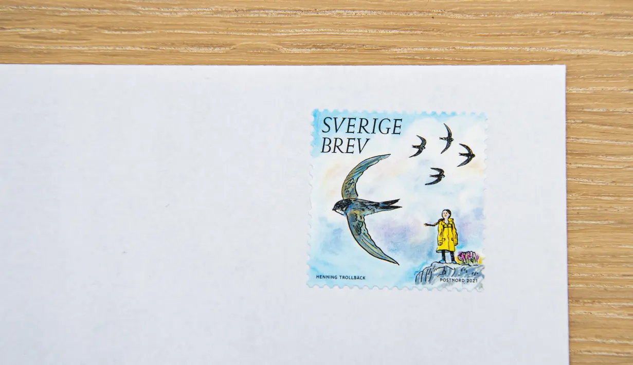 Prangko hasil ilustrasi seniman Swedia Henning Trollback yang menggambarkan aktivis lingkungan remaja Greta Thunberg ditempelkan pada amplop di Stockholm pada 15 Januari 2021. Perilisan ini sebagai bagian dari seri prangko yang berfokus pada lingkungan. (Jonathan NACKSTRAND/AFP)