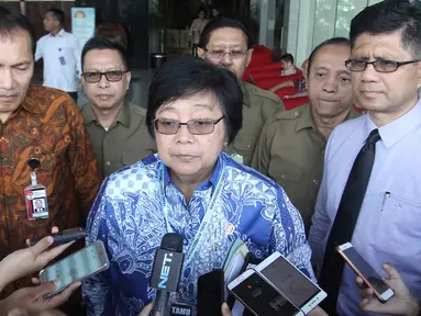Menteri Lingkungan Hidup dan Kehutanan (LHK) Siti Nurbaya didampingi Pimpinan KPK memberikan keterangan usai melakukan pertemuan, Jakarta, Senin (19/2). Kedatangan Siti Nurbaya untuk berkonsultasi mengenai beberapa masalah. (Liputan6.com/Angga Yuniar)