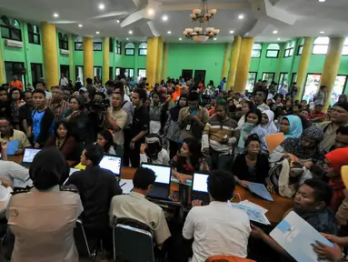  Ratusan wali murid datangi kantor Dinas Pendidikan DKI Jakarta, Kamis (16/6). Mereka berdatangan untuk mengurus kesalahan entri data yang digunakan untuk pendaftaran SMA. (Liputan6.com/Yoppy Renato)