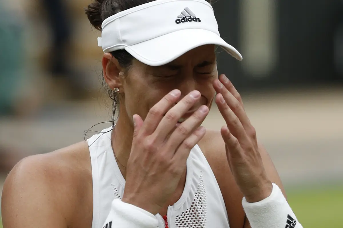 Garbine Muguruza menangis usai kalahkan Venus Williams pada final Wimbledon 2017. Muguruza menang 7-5, 6-0, Sabtu (15/7/2017). 
