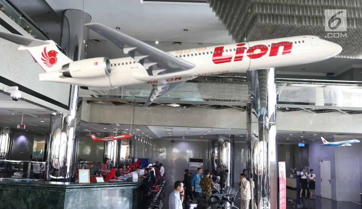 Suasana penjualan tiket pesawat Lion Air di Kantor Pusat Lion Air, Jakarta, Senin (29/10). Jatuhnya pesawat Lion Air dengan rute Jakarta-Pangkal Pinang tidak mempengaruhi penjualan tiket maskapai penerbangan tersebut. (Liputan6.com/Angga Yuniar)