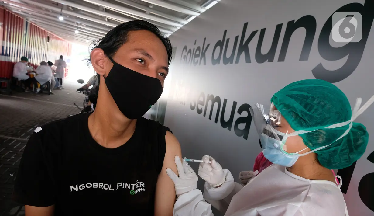 Mitra driver melakukan vaksinasi di Kemayoran, Jakarta (29/4/2021). Vaksinasi yang melibatkan puluhan ribu mitra driver di Jakarta merupakan kolaborasi masif Gojek, Halodoc, dan pemerintah untuk mempercepat vaksinasi pada kelompok masyarakat pekerja transportasi. (Liputan6.com/HO/Ading)