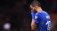 Bek Italia, Leonardo Bonucci, tampak bersedih usai gagal membawa Italia lolos ke Piala Dunia 2018 setelah disingkirkan Swedia di Stadion Giuseppe Meazza, Senin (13/11/2017). Italia bermain imbang 0-0 dengan Swedia. (AFP/Marco Bertorello)