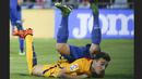 Pemain Barcelona Munir El Haddadi terjatuh bersama pemain Getafe dalam lanjutan La Liga Spanyol di Stadion Coliseum Alfonso Perez,  Getafe, Madrid, Sabtu (31/10/2015) Barcelona menang 2-0.  (REUTERS/Andrea Comas)