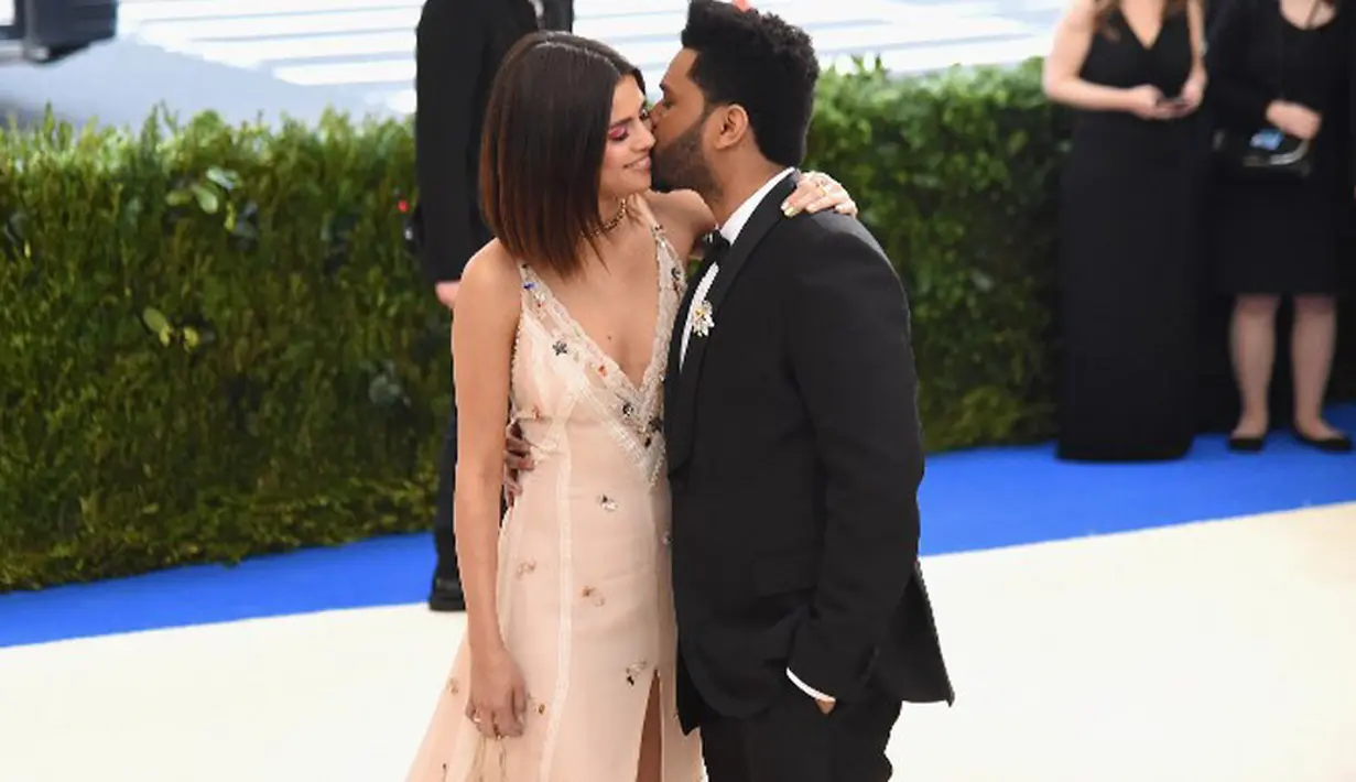 Met Gala 2017 yang digelar pada 1 Mei 2017 lalu bertempat di Metropolitan Museum of Art, New York, menjadi momen pertama Selena Gomez dan The Weeknd tampil pertama di depan publik. (AFP/Bintang.com)