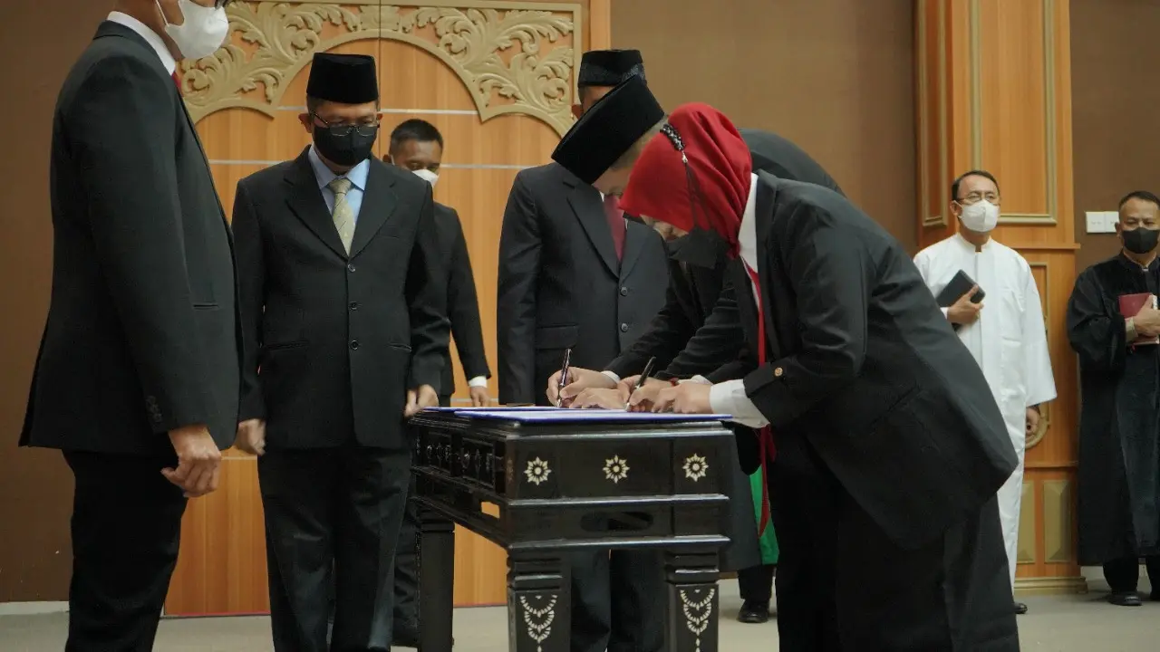 Sebanyak 37 pejabat notaris dan tiga pejabat administrasi dilantik di Aula Raden Wijaya, Kemenkumham Jatim, Rabu (30/3/2022). (Dian Kurniawan/Liputan6.com)