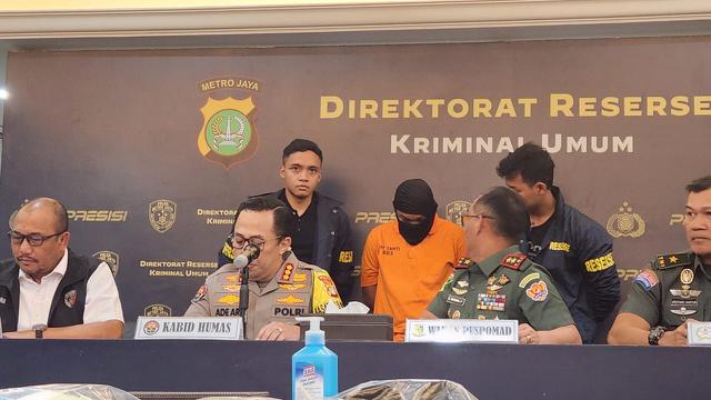 Polda Metro Jaya berhasil menangkap pelaku pembunuhan terhadap anggota TNI Angkatan Darat (AD), Praka Supriyadi atau Praka S (27), di Bekasi, Jawa Barat. Tersangka pembunuhan berinisial AWR dihadirkan dalam jumpa pers, Rabu (3/4/2024).