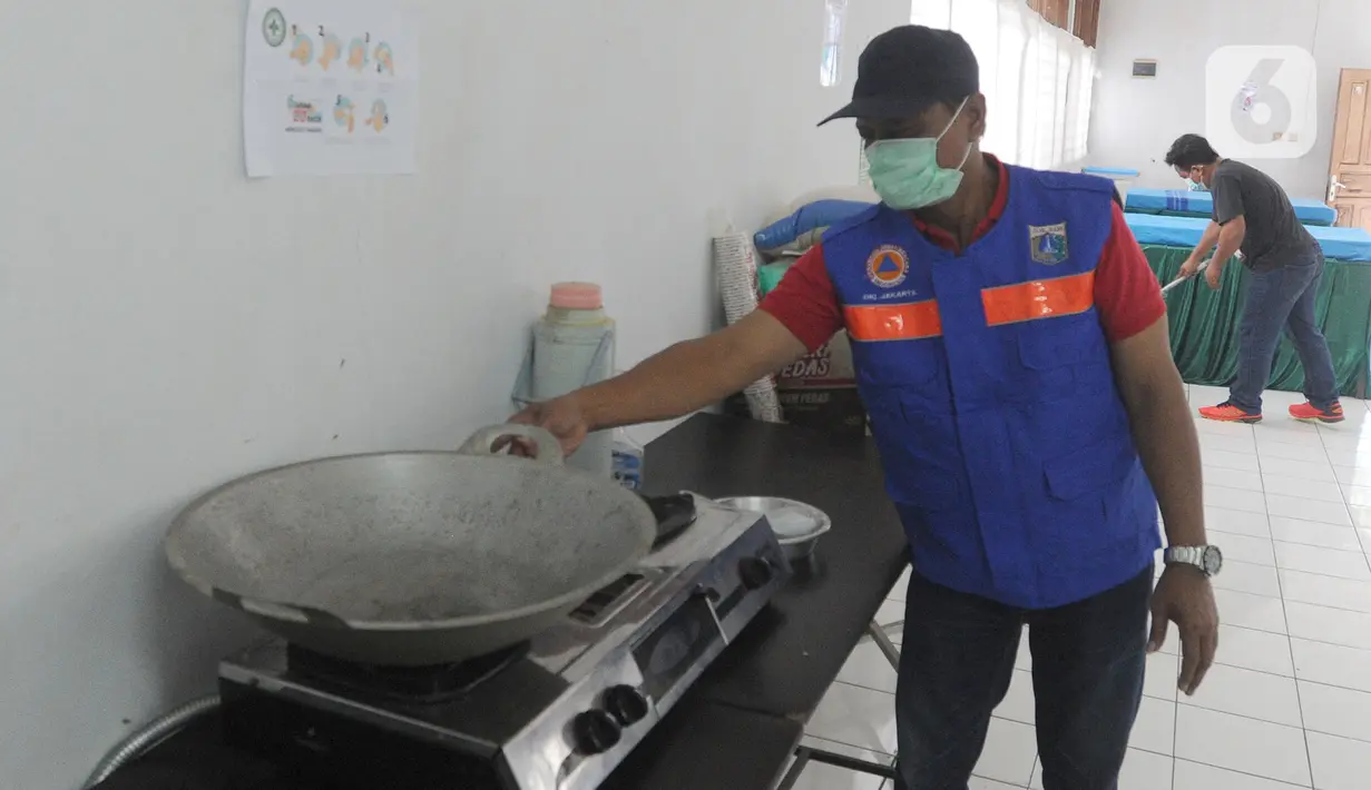 Petugas memperlihatkan ruangan dapur untuk isolasi mandiri di Gedung Sasana Krida Karang Taruna, Kelurahan Pondok Labu, Jakarta, Selasa (19/1/2020). Di tempat ini juga disediakan bahan makanan, alat memasak dan berbagai perlengkapan standar pasien Covid-19. (merdeka.com/Arie Basuki)