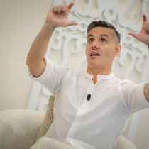 Pelatih Timnas Indonesia, John Herdman menjalani wawancara eksklusif dalam program Bola Break dari Bola.com di Jakarta, Selasa (12/5/2026). (Bola.com/Bagaskara Lazuardi)