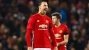 Penyerang MU, Zlatan Ibrahimovic melakukan selebrasi usai mencetak ke gawang West Ham United di perempat final Piala Liga (EFL Cup) di Stadion Old Trafford, Inggris, (1/12). MU menang telak atas West Ham 4-1. (Reuters/Jason Cairnduff)
