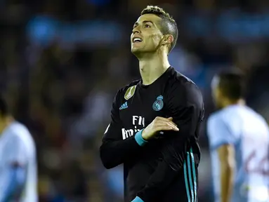 Bintang Real Madrid, Cristiano Ronaldo, tampak kecewa saat melawan Celta Vigo pada laga La Liga Spanyol di Stadion Balaidos, Vigo, Minggu (7/1/2018). Kedua klub bermain imbang 2-2. (AFP/Miguel Riopa)