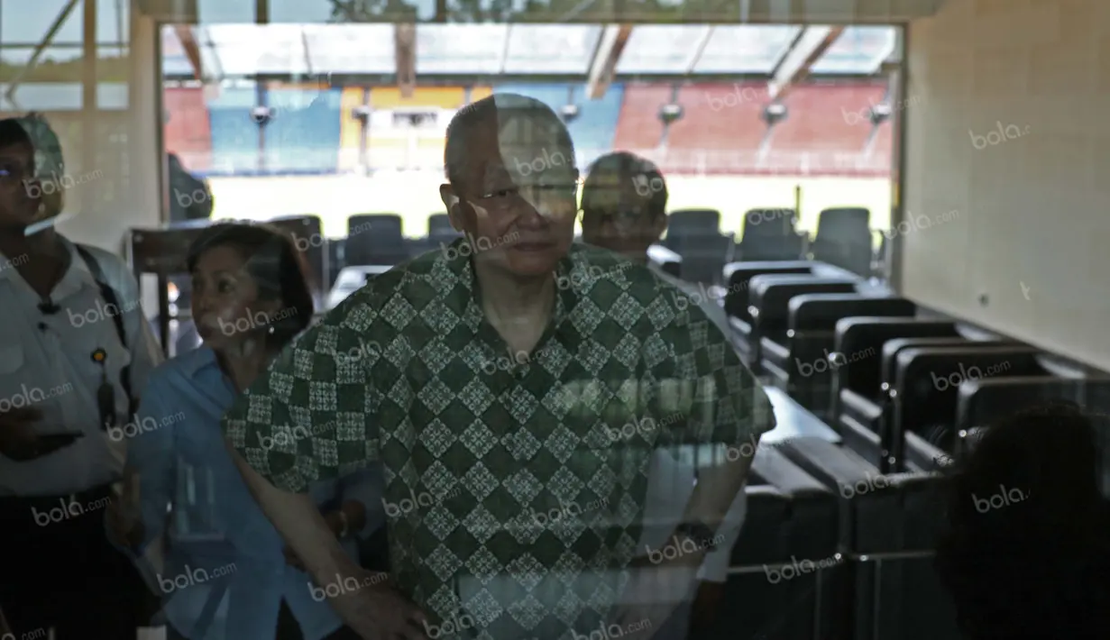 Vice Presiden Olympic Council of Asia (OCA), Wie Jizhong (tengah), saat meninjau Stadion Utama Gelora Bung Karno, Jakarta, Rabu (13/4/2016). (Bola.com/Nicklas Hanoatubun)