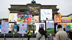 Pameran karya seni terbuka ini peringatan 35 tahun runtuhnya Tembok Berlin. (Tobias SCHWARZ/AFP)