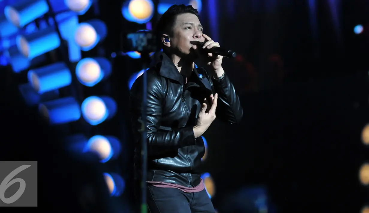 Aksi Ariel NOAH di panggung Malam Puncak HUT SCTV ke 26 di Istora Senayan, Jakarta, Rabu (24/8). NOAH menjadi salah satu musisi papan atas yang memeriahkan HUT SCTV ke 26. (Liputan6.com/Johan Tallo)