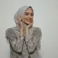Tutorial hijab segi empat bahan satin. (dok. tangkapan layar Vidio/DreamID)