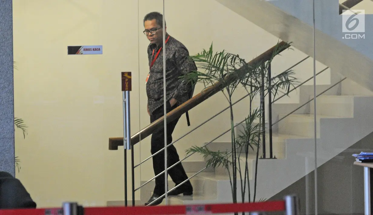 VP Corporate Secretary & Investor Relations PT Garuda Indonesia (Persero) Tbk Hengki Heriandono seusai pemeriksaan di gedung KPK, Jakarta, Rabu (31/1). Hengki diperiksa sebagai saksi atas tersangka Emirsyah Satar. (Liputan6.com/Herman Zakharia)