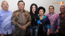 Agung Laksono, Tina Toonita dan pnitia tampak berpose bersama (Liputan6.com/Rini Suhartini).

