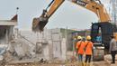 Petugas menggunakan alat berat saat pembebasan lahan proyek Jalan Tol CIbitung-CIlincing seksi 4 di kawasan Semper Timur, Cilincing, Jakarta Utara, Selasa (8/11/2022).  PT Cibitung Tanjung Priok Port Tollways (CTP Tollways) sebagai Badan Usaha Jalan Tol (BUJT) mencatat progres pembebasan lahan untuk seksi 4 sepanjang 7,28 km telah mencapai 100% dan ditargetkan pembangunannya selesai pada akhir tahun 2022. (Liputan6.com/Herman Zakharia)