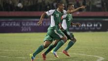 Pemain PS TNI, Aldino Herdianto, merayakan gol penyeimbang ke gawang PBFC pada laga Piala Jenderal Sudirman di Gelora Delta Sidoarjo, Jawa Timur, Rabu (18/11/2015). (Bola.com/Vitalis Yogi Trisna)