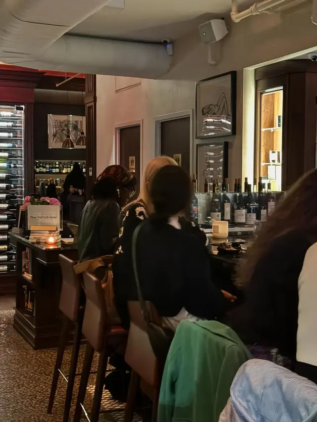 Jennie dan Rose BLACKPINK jalan-jalan di New York. [Foto: Instagram/roses_are_rosie]