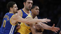 Los Angeles Lakers, Jordan Clarkson (kanan) dihadang para pemain Warriors pada laga NBA basketball game di Los Angeles, (4/11/2016).  (AP /Alex Gallardo)