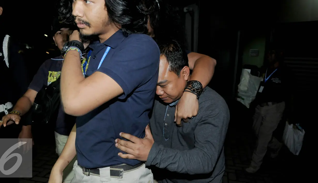 Petugas membawa Harry Ray Sanjaya saat KPK dan Polda Metro Jaya menggelar konferensi pers di KPK, Jakarta, Jumat (22/7). Harry ditangkap karena mengaku sebagai anggota KPK dan telah menipu seorang anggota DPRD Medan. (Liputan6.com/Helmi Afandi)