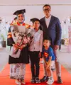 Komedian yang juga pemeran Soleh Solihun membagikan kabar bahagia. Melalui akun instagramnya, Soleh membagikan momen mendampingi sang istri wisuda S2. Momen Soleh bersama dua anaknya saat mendampingi Tetta Riyani Valentina. [Instagram/solehsolihun]