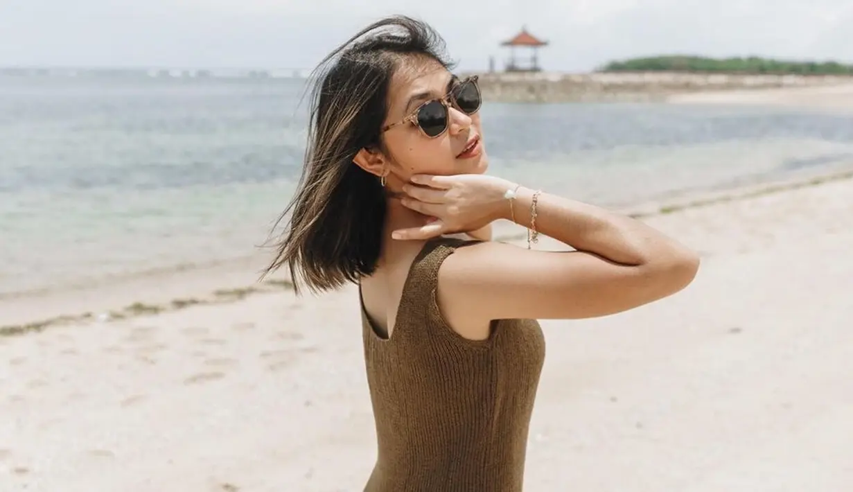 Wanita 23 tahun ini memang terkenal sebagai penyanyi dengan gayanya yang kekinian. Seperti saat berlibur, gayanya yang menawan dengan memakai kacamata pun berhasil curi perhatian.
(Liputan6.com/IG/@reginapoetiray)