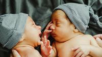 Ilustrasi anak kembar. (dok. unsplash.com/roseelena_)