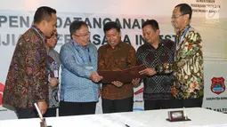 Menteri PPN/Kepala Bappenas Bambang Brodjonegoro (tiga kiri) melihat nota kerja sama investasi di Bali, Sabtu (13/10). Kerja sama tersebut untuk proyek-proyek energi terbarukan, perkebunan serta jalan tol. (Liputan6.com/Angga Yuniar)