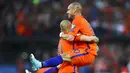 Wesley Sneijder dan Arjen Robben saat merayakan gol ke gawang Luksemburg pada Kualiifikasi Piala Dunia 2018 di Rotterdam. (AFP/ Jerry Lampen/Netherlands OUT)