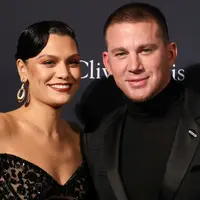 Penyanyi Jessie J dan aktor Channing Tatum menghadiri Pre-Grammy Gala dan acara penghormatan untuk ikon industri musik di Beverly Hills, California, Minggu (25/1/2020). Dua bulan setelah putus, kini Jessie J dan Channing Tatum kembali memamerkan kemesraan di red carpet. (Mark Von Holden/Invision/AP)