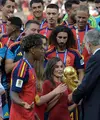 Raja Spanyol Felipe VI (kedua dari kanan) menyerahkan trofi pada Ratu Letizia setelah para pemain sepak bola Spanyol merayakan kemenangan pertandingan final Piala Dunia 2026 antara Spanyol dan Argentina di Stadion New York/New Jersey di East Rutherford pada 19 Juli 2026. (JUAN MABROMATA/AFP)