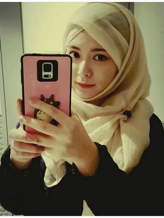 Belum lama ini, mahasiswi Universitas Islam Internasional di Malaysia itu juga kembali memposting foto dan menuliskan menanti bulan puasa. (dok.Instagram)