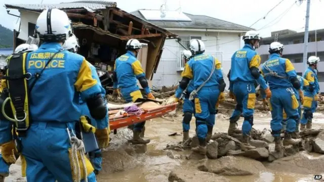 Petugas penyelamat sedang mencari korban selamat dari terjangan longsor di Hiroshima, Jepang, tetapi tidak jelas berapa banyak yang hilang. (AP)