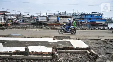 Warga melintasi bekas lokasi warung makan pasca direlokasi di Pelabuhan Kali Adem, Muara Angke, Jakarta Utara, Senin (13/6/2022). Pengelola Pelabuhan Kali Adem merelokasi sebanyak 56 pedagang yang sebelumnya menempati dermaga ke lokasi baru. (merdeka.com/Iqbal S Nugroho)