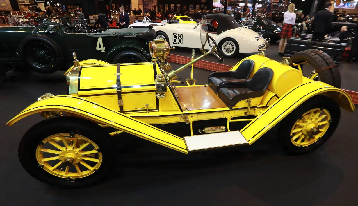 Sebuah mobil Mercer Raceabout buatan tahun 1912 dipajang dalam pameran Retromobile Paris Expo di Porte de Versailles di Paris, Prancis (6/2). Pameran ini memajang aneka jenis mobil klasik dan retro. (AFP Photo/Jacques Demarthon)