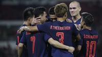 Para pemain Thailand merayakan gol yang dicetak Supachok Sarachat ke gawang Timnas Indonesia pada laga Kualifikasi Piala Dunia 2022 di SUGBK, Jakarta, Selasa (10/9). Indonesia kalah 0-3 dari Thailand. (AFP/Vitalis Yogi Trisna)