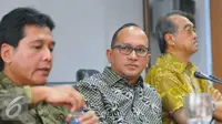 Ketua Umum Kadin Indonesia, Rosan P Roeslani (tengah) saat menggelar konferensi pers terkait rencana Aksi 2 Desember di Jakarta, Selasa (29/11). (Liputan6.com/Angga Yuniar)