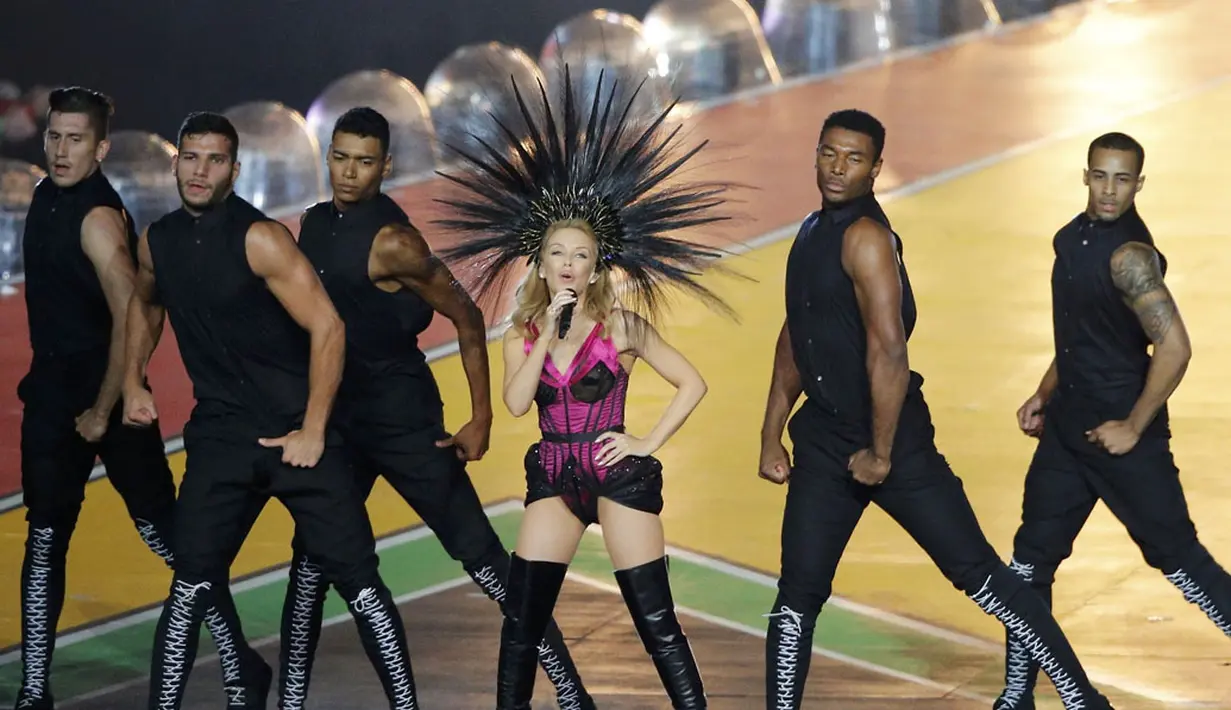 Bersama beberapa penari latar, Kyle Minogue, tampil energik saat bernyanyi di upacara penutupan Commonwealth Games 2014 di Hampden Park, Glasgow, Skotlandia, (3/8/2014). (REUTERS/Russell Cheyne)