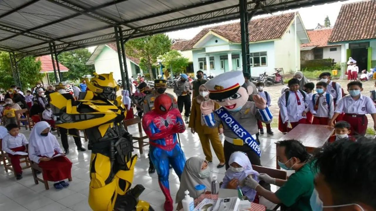 Polresta Cirebon Turunkan Spiderman dan Bumblebee Kawal Vaksinasi Anak Usia 6-12 Tahun