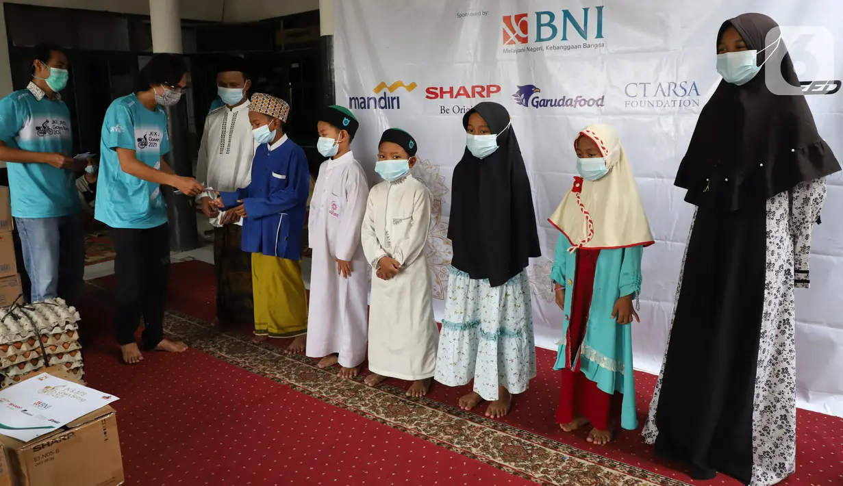 Ketua JKI, Muradi memberikan donasi kepada anak yatim di Pesantren Yatim dan Dhuafa Shabilul Mukminin, Depok, Kamis (06/05/2021). Bakti sosial yang mengusung tema Gowes Berbagi sebagai bentuk kepedulian sosial kepada masyarakat yang membutuhkan di masa pandemi Covid-19. (Liputan6.com/HO/JKI)