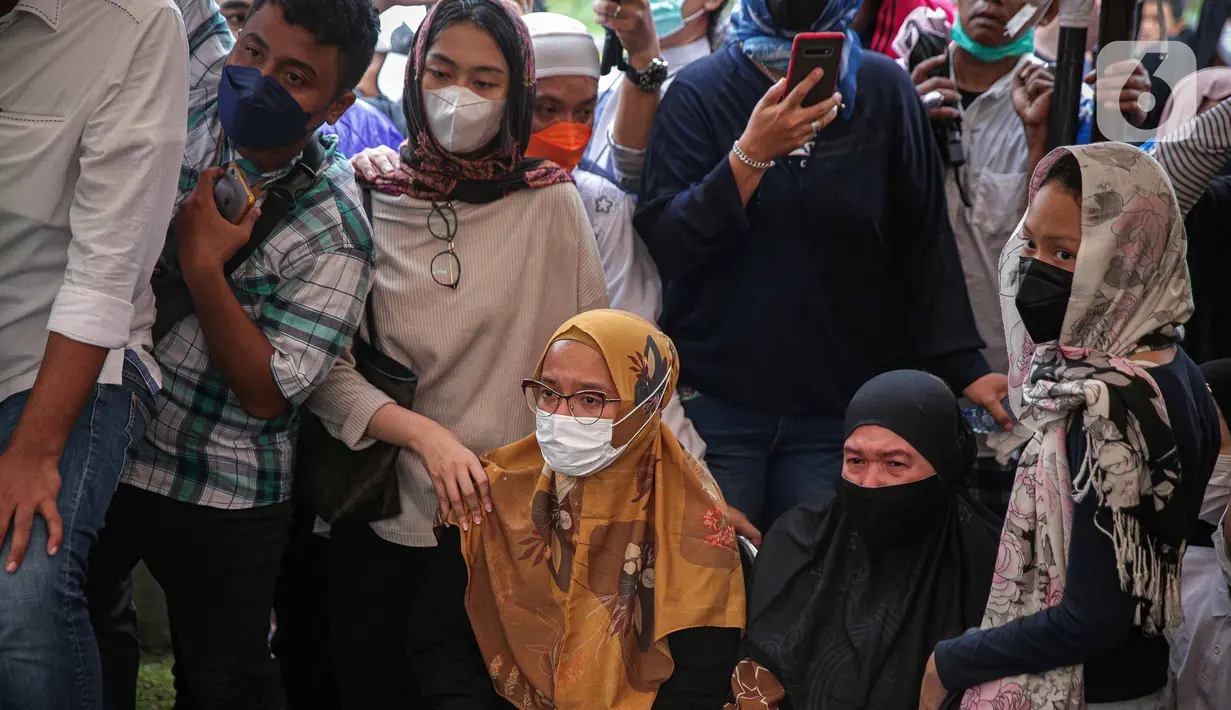 Keluarga dan kerabat menghadiri pemakaman almarhum Abraham Lunggana atau Haji Lulung di TPU Karet Bivak, Jakarta, Selasa (14/12/2021). Ketua Dewan Perwakilan Wilayah PPP DKI Jakarta Abraham Lunggana alias Haji Lulung meninggal dunia, Selasa (14/12). (Liputan6.com/Faizal Fanani)
