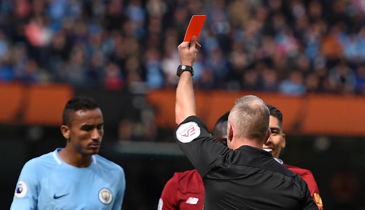 Pemain Liverpool, Sadio Mane, menerima kartu merah karena melanggar kiper Manchester City, Ederson Moraes, pada laga Premier League di Stadion Ettihad, Manchester, Sabtu (9/9/2017). Akibat insiden ini Ederson mengalami luka parah. (AFP/Oli Scarff)