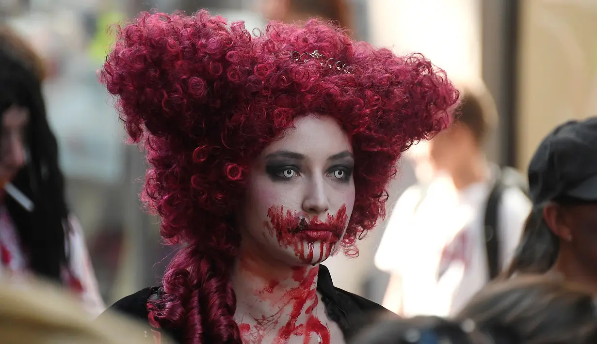 Seorang warga memakai kostum dan dandanan menyerupai zombie saat acara Zombie Walk di kota Strasbourg, Prancis, 15 September 2018. Acara ini dalam rangka Festival Film Fantasi Eropa ke-11 yang berlangsung dari 14 - 23 September. (FREDERICK FLORIN/AFP)