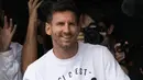 Messi berangkat dengan seluruh keluarganya, istri dan tiga anaknya. Mereka bertolak setelah kesepakatan dengan PSG tercapai, Selasa siang. (Foto: AP/Francois Mori)