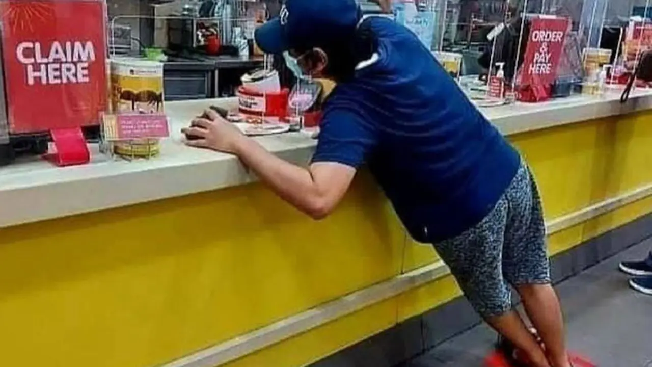 8 Potret Cara Unik Orang Berdiri, Bikin Pegal yang Lihat