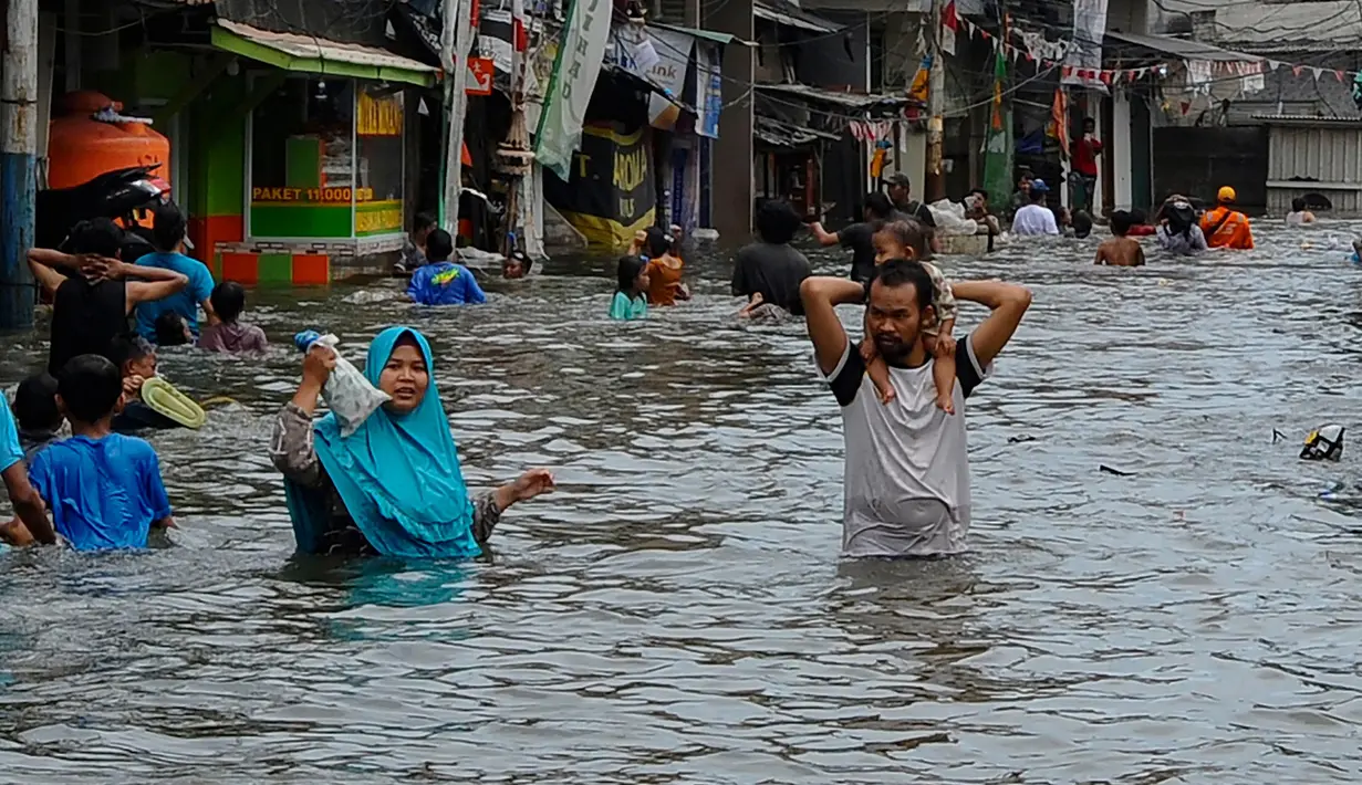 Banjir pesisir atau rob di pesisir Jakarta terjadi akibat adanya fenomena pasang maksimum air laut bersamaan dengan fase bulan baru. Fenomena ini meningkatkan ketinggian pasang air laut maksimum berupa banjir pesisir atau rob di wilayah pesisir utara Jakarta. (merdeka.com/Arie Basuki)